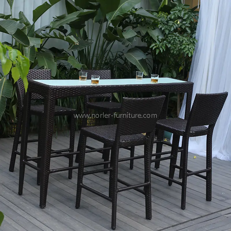 உங்கள் கொல்லைப்புறம் அல்லது உள் முற்றம் சிறந்த வெளிப்புற பார் செட் தேர்வு எப்படி